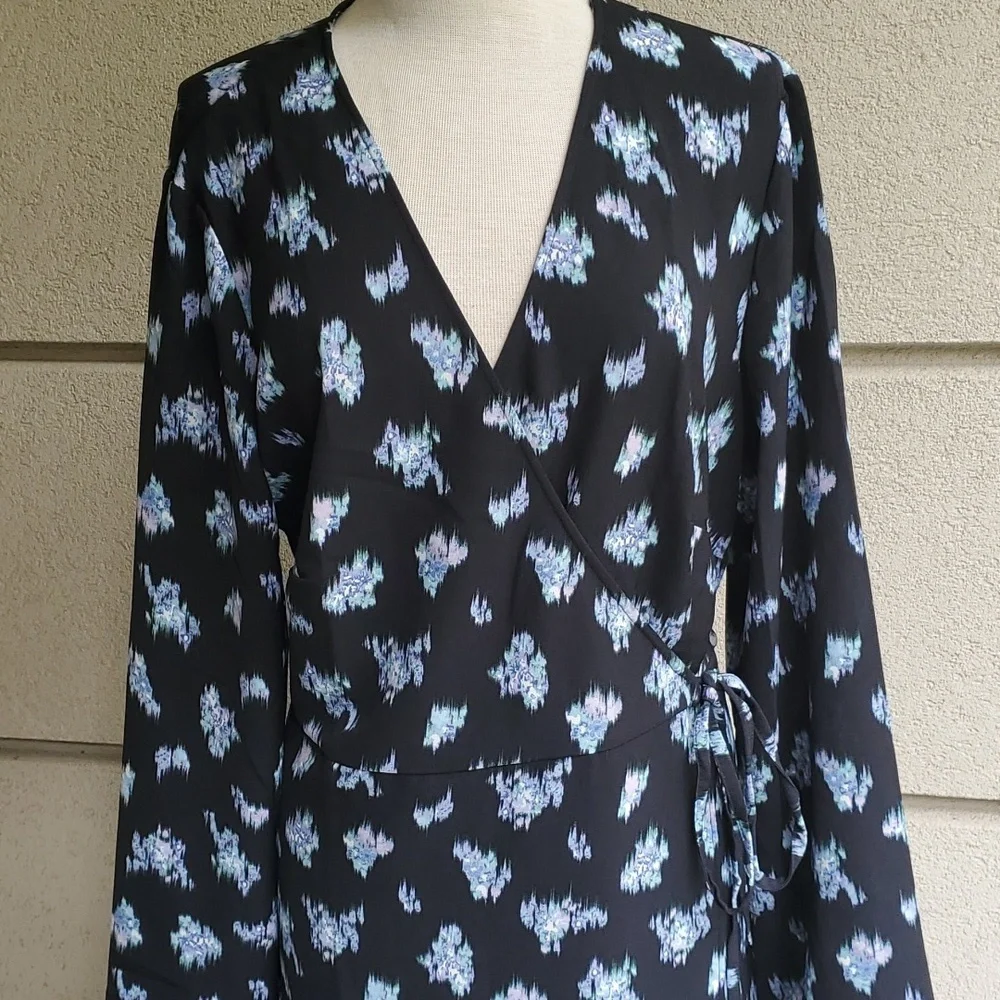 H&M- PLUS SIZE WRAP DRESS - Picture 2 of 4